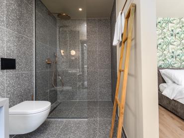 ELEGANTNA VILA SA BAZENOM, 3 STAMBENE JEDINICE 1KM OD MORA!