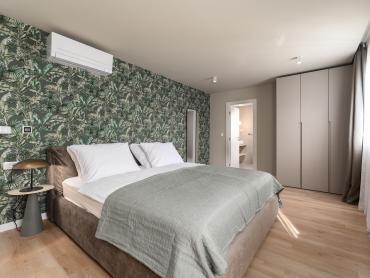 ELEGANTNA VILA SA BAZENOM, 3 STAMBENE JEDINICE 1KM OD MORA!