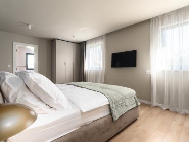 ELEGANTNA VILA SA BAZENOM, 3 STAMBENE JEDINICE 1KM OD MORA!