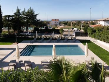 ELEGANTNA VILA SA BAZENOM, 3 STAMBENE JEDINICE 1KM OD MORA!