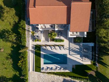 ELEGANTNA VILA SA BAZENOM, 3 STAMBENE JEDINICE 1KM OD MORA!