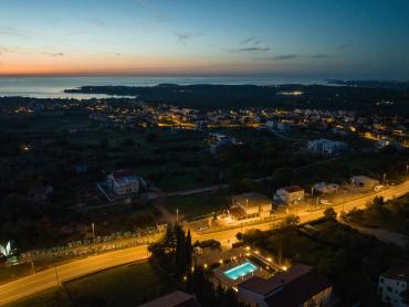 ELEGANTNA VILA SA BAZENOM, 3 STAMBENE JEDINICE 1KM OD MORA!