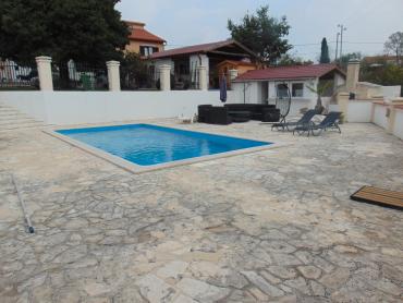 Prekrasna kuća na velikoj okućnici