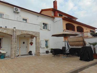 Prekrasna kuća na velikoj okućnici