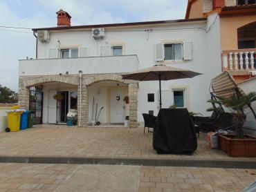 Prekrasna kuća na velikoj okućnici