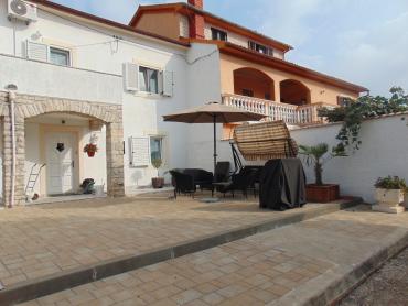 Prekrasna kuća na velikoj okućnici