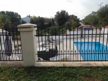 Prekrasna kuća na velikoj okućnici