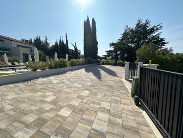 ELEGANTNA VILA SA BAZENOM, 3 STAMBENE JEDINICE 1KM OD MORA!