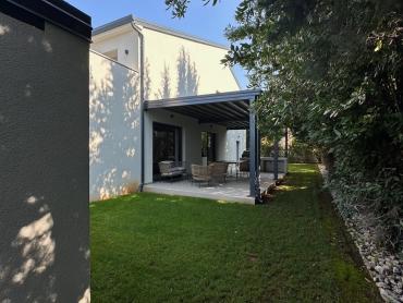 ELEGANTNA VILA SA BAZENOM, 3 STAMBENE JEDINICE 1KM OD MORA!