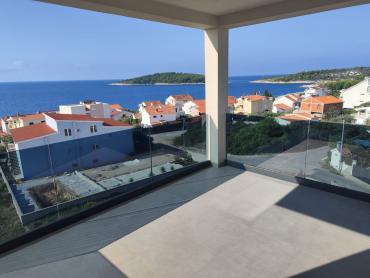 ROGOZNICA-NAMJEŠTENI STAN S TOP POGLEDOM 130M OD MORA