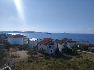 ROGOZNICA-NAMJEŠTENI STAN S TOP POGLEDOM 130M OD MORA