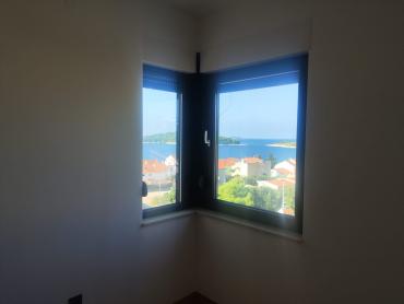 ROGOZNICA-NAMJEŠTENI STAN S TOP POGLEDOM 130M OD MORA
