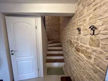 Rustikalna vila za odmor s bazenom i 2000m2 građevinskog zemljišta