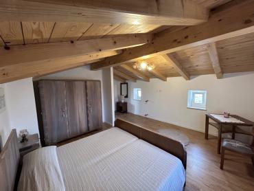 Rustikalna vila za odmor s bazenom i 2000m2 građevinskog zemljišta