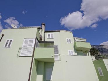 Apartmanska kuća sa dva poslovna prostora