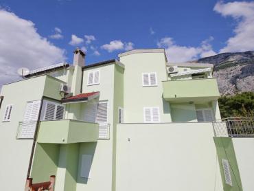 Apartmanska kuća sa dva poslovna prostora