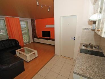 Apartmanska kuća sa dva poslovna prostora