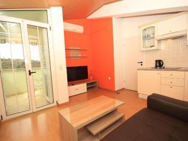 Apartmanska kuća sa dva poslovna prostora