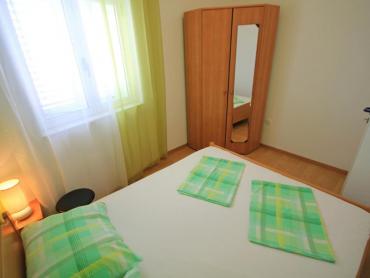 Apartmanska kuća sa dva poslovna prostora