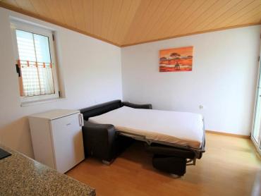 Apartmanska kuća sa dva poslovna prostora