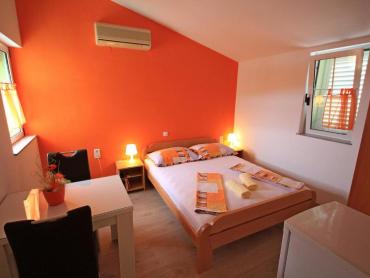 Apartmanska kuća sa dva poslovna prostora