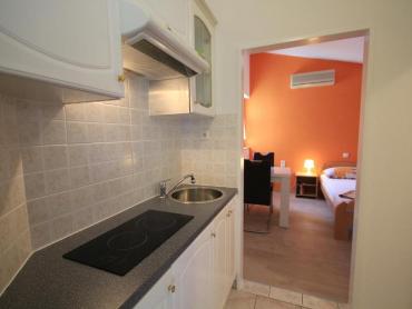 Apartmanska kuća sa dva poslovna prostora