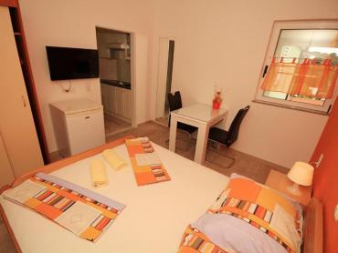 Apartmanska kuća sa dva poslovna prostora