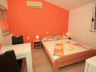 Apartmanska kuća sa dva poslovna prostora