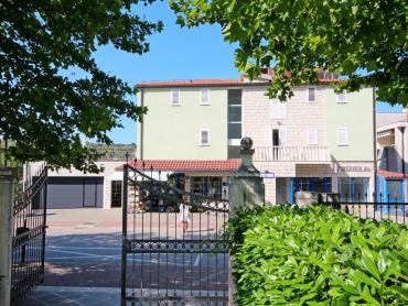 Apartmanska kuća sa dva poslovna prostora