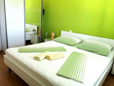 Apartmanska kuća sa dva poslovna prostora