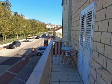 Apartmanska kuća sa dva poslovna prostora