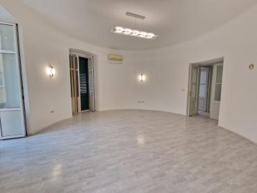 Ekskluzivan poslovni u samom centru grada u zgradi s liftom