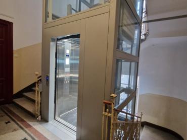 Ekskluzivan poslovni u samom centru grada u zgradi s liftom