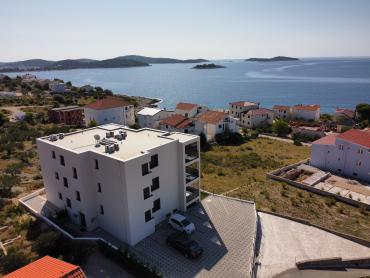 ROGOZNICA-NAMJEŠTENI STAN S TOP POGLEDOM 130M OD MORA