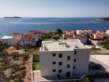 ROGOZNICA-NAMJEŠTENI STAN S TOP POGLEDOM 130M OD MORA