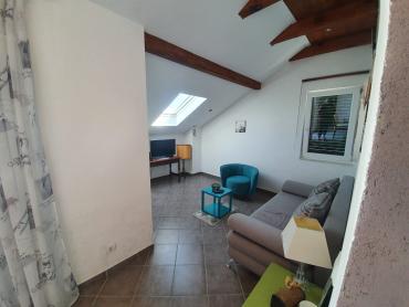 ROGOZNICA- DVOSOBNI STAN 80M OD MORA
