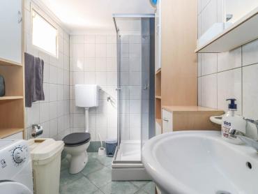 TOP LOKACIJA!!! OBITELJSKA KUĆA S POTENCIJALOM 150 m OD MORA