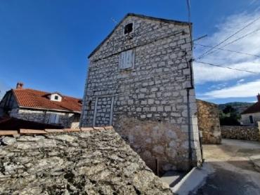 KAMENA STARINA ZA ADAPTACIJU NA OTOKU BRAČU