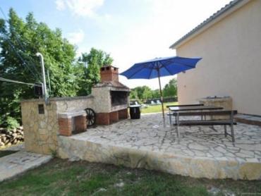 Kuća sa velikom okućnicom