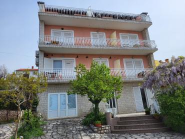 Kuća blizu mora sa deset apartmana