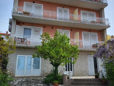 Kuća blizu mora sa deset apartmana