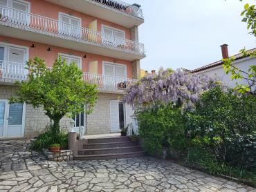 Kuća blizu mora sa deset apartmana