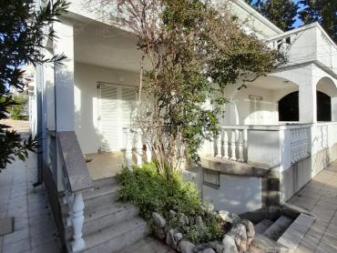 Kuća u zelenoj oazi mira s pogledom na more Barbat