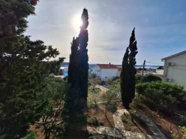 Kuća u zelenoj oazi mira s pogledom na more Barbat