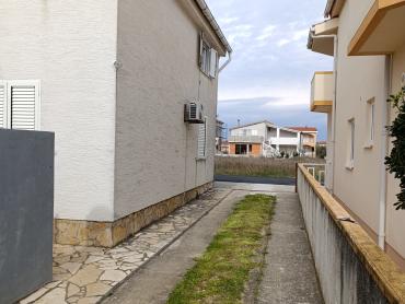 DVOJNA KUĆA U VRSIMA SAMO 350 METARA OD MORA