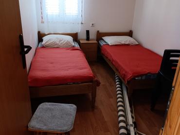 DVOJNA KUĆA U VRSIMA SAMO 350 METARA OD MORA