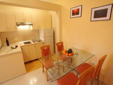 APARTMANSKA KUĆA U BLIZINI MORA I PLAŽE - SUKOŠAN