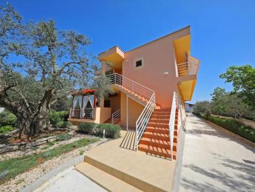 APARTMANSKA KUĆA U BLIZINI MORA I PLAŽE - SUKOŠAN