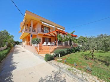 APARTMANSKA KUĆA U BLIZINI MORA I PLAŽE - SUKOŠAN