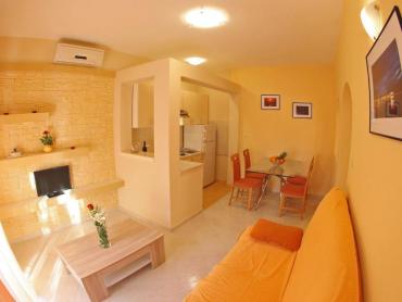 APARTMANSKA KUĆA U BLIZINI MORA I PLAŽE - SUKOŠAN
